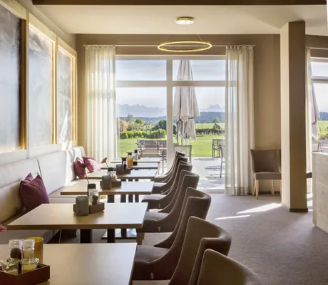 Restaurant im Tagungshotel Das Weitblick Allgäu mit bodentiefen Fenstern und Panoramablick bis zu den Alpen
