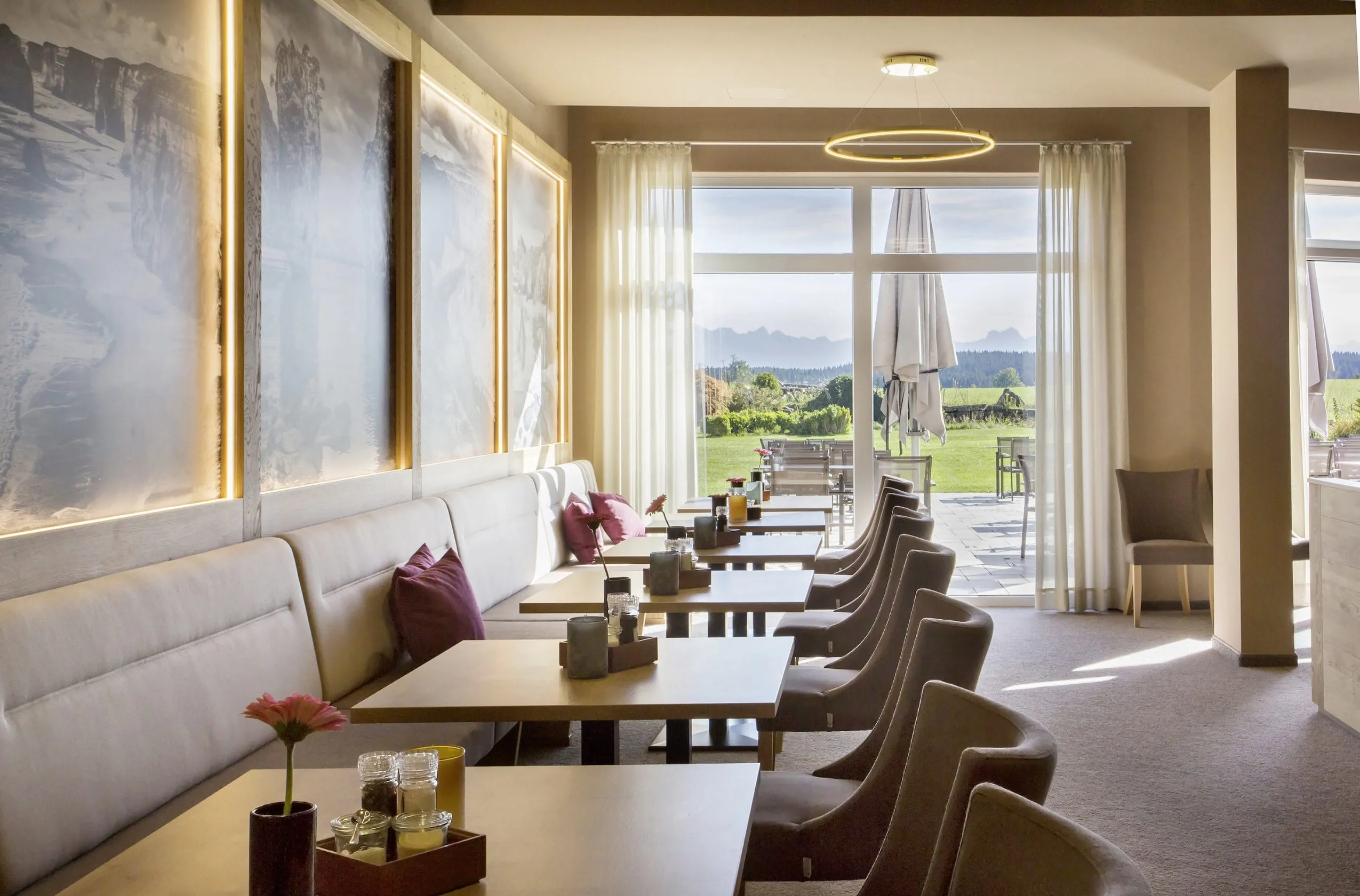 Restaurant im Tagungshotel Das Weitblick Allg&auml;u mit bodentiefen Fenstern und Panoramablick bis zu den Alpen