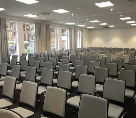 Mehrere Stuhlreihen im Tagungsraum Kontinente im Tagungshotel Das Weitblick Allgäu