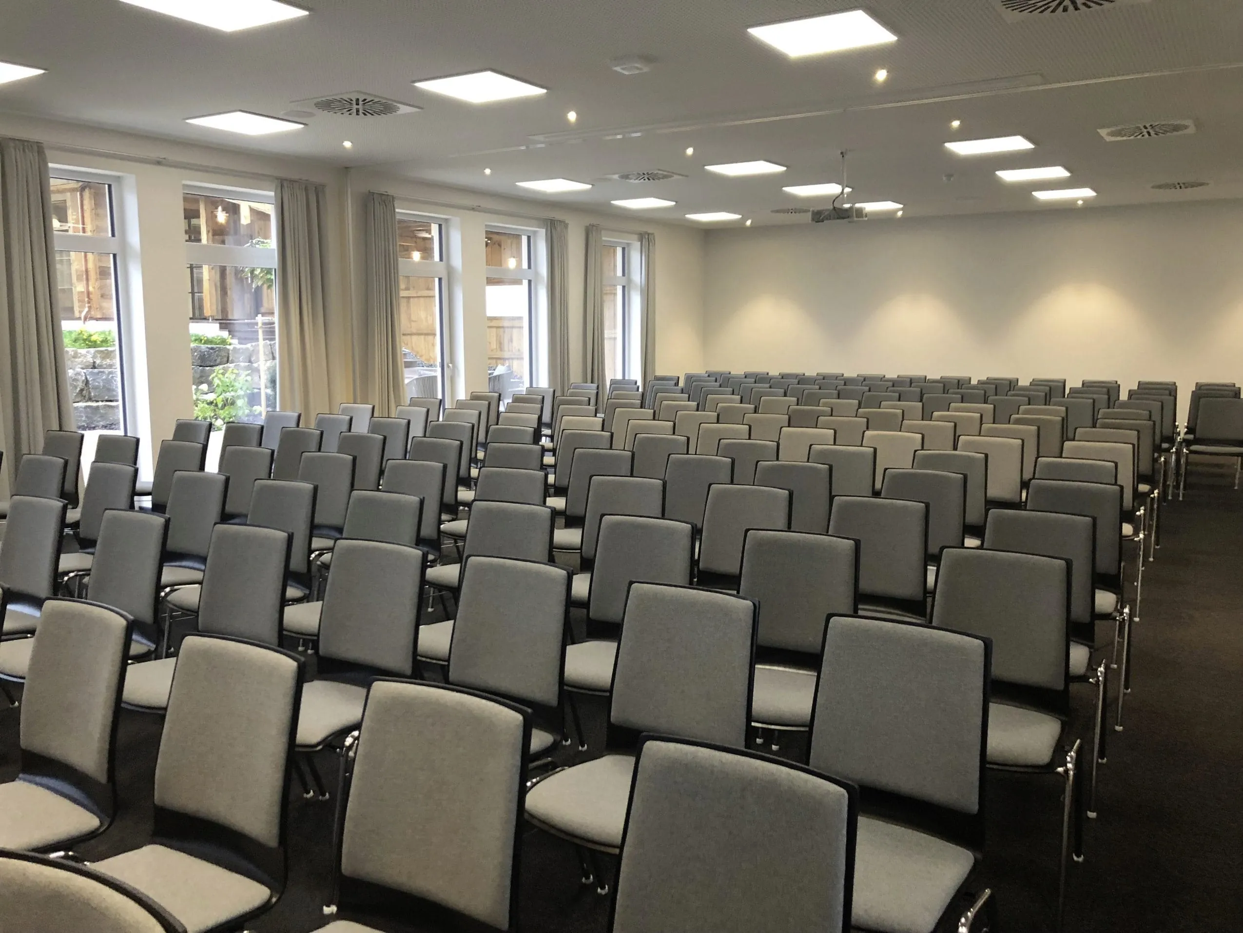 Mehrere Stuhlreihen im Tagungsraum Kontinente im Tagungshotel Das Weitblick Allg&auml;u