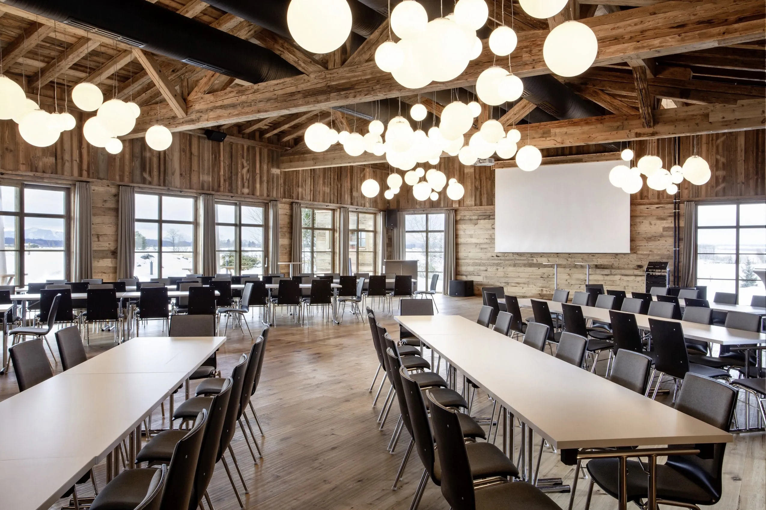 Uriger Feststadl aus Altholz mit Bestuhlung f&uuml;r Tagungsg&auml;ste im Tagungshotel Das Weitblick Allg&auml;u in Bayern