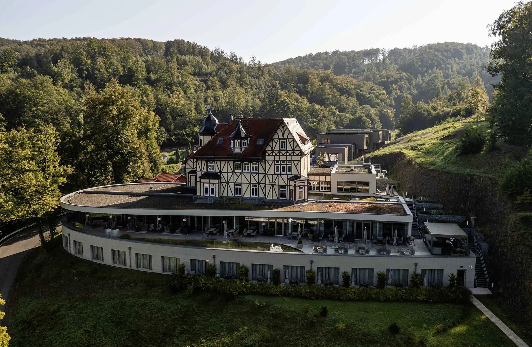 halbrund angelegtes Hotel FreiWerk mit Fachwerkhaus in der Mitte