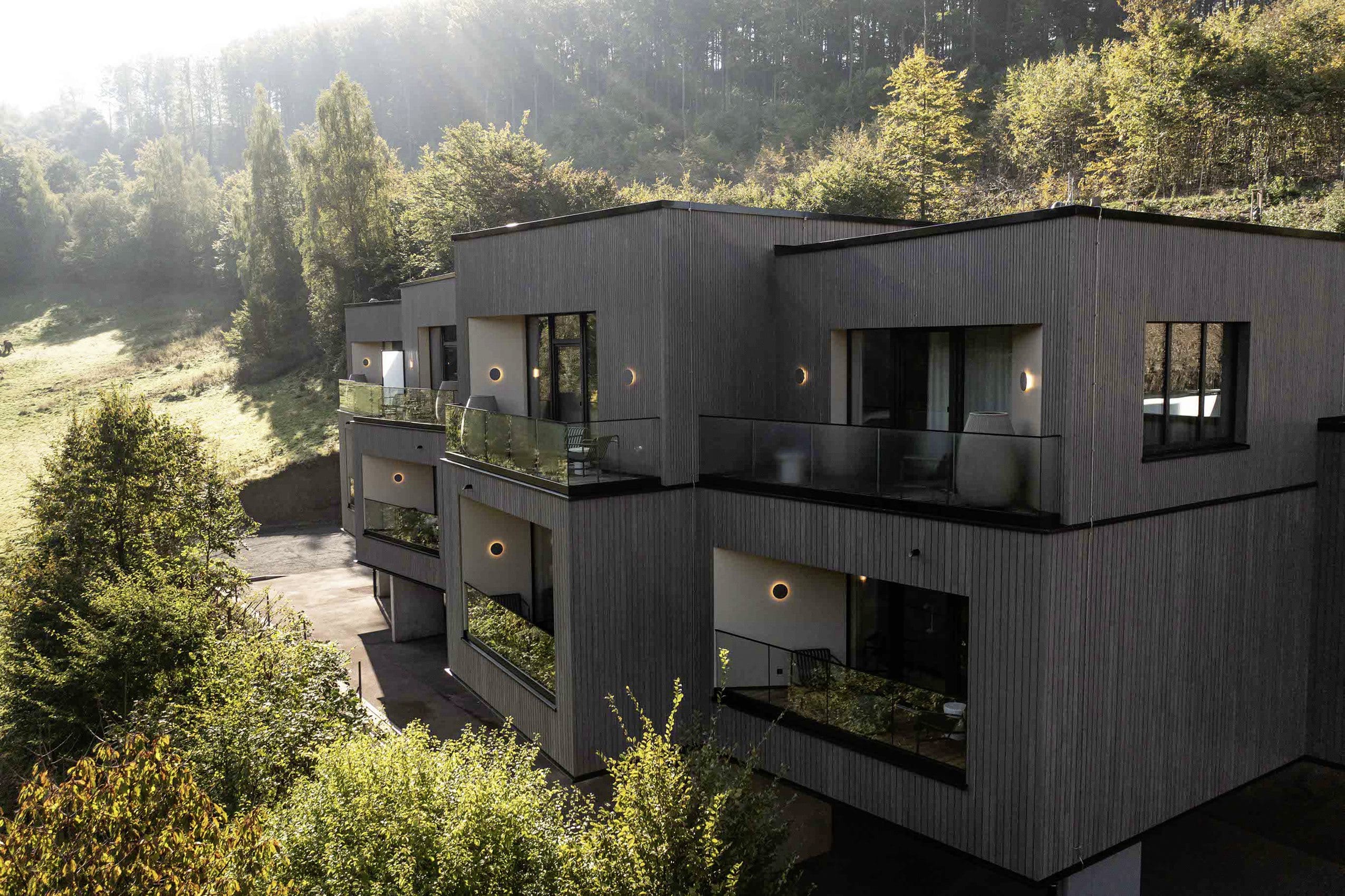 graue Holzfassade des Hotel FreiWerk mit Blick auf die Balkone der Suiten