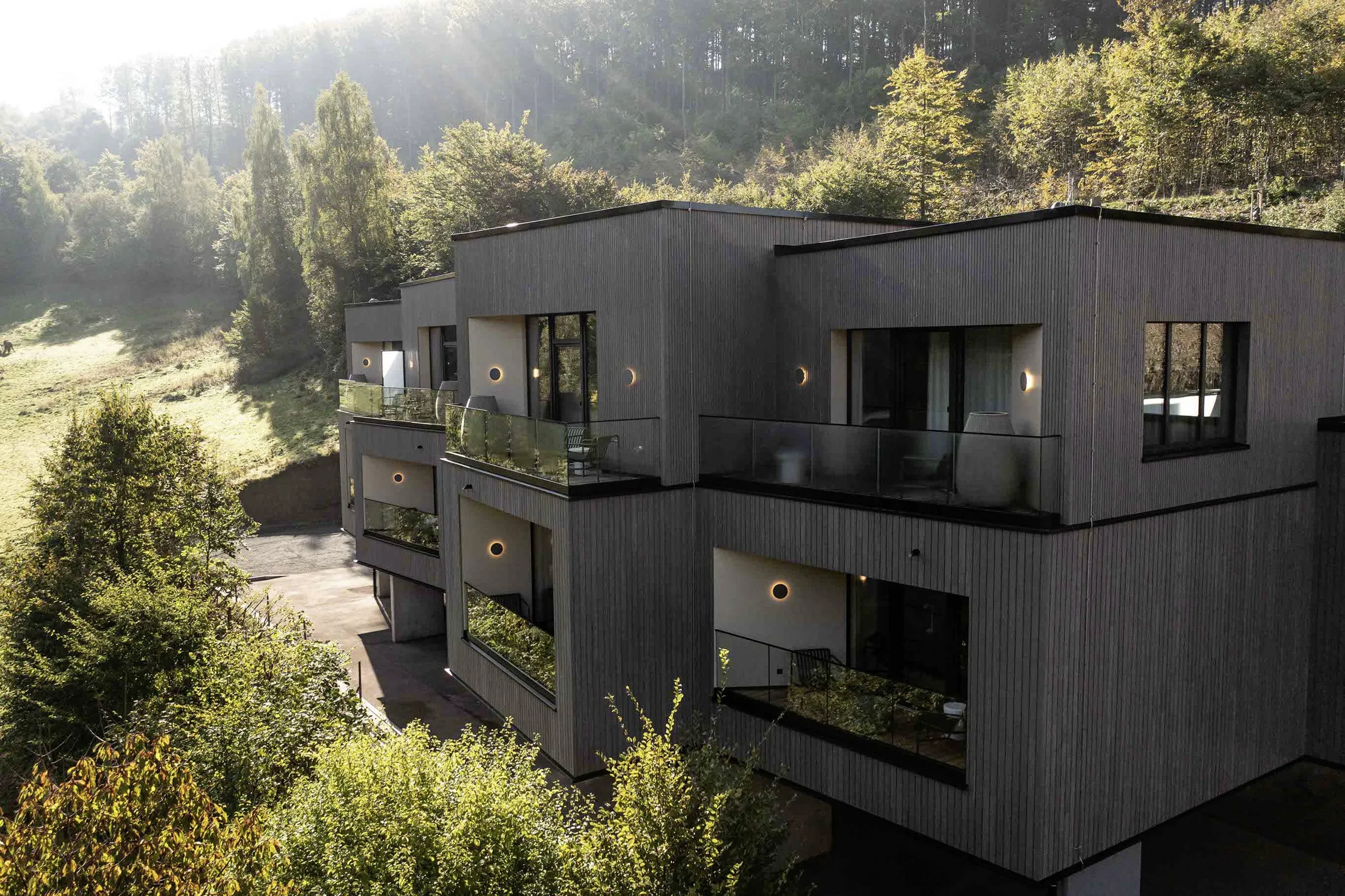 graue Holzfassade des Hotel FreiWerk mit Blick auf die Balkone der Suiten