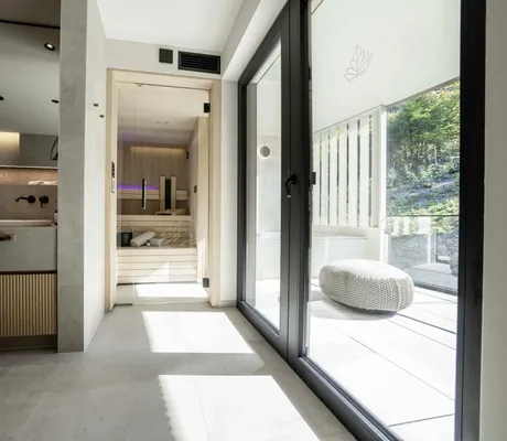 Blick in die Sauna vom Bad des Hotel FreiWerk aus und Zugang zum Balkon