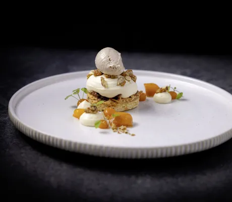 Dessert mit Walnüssen auf weißem Teller in Haubers Naturresort