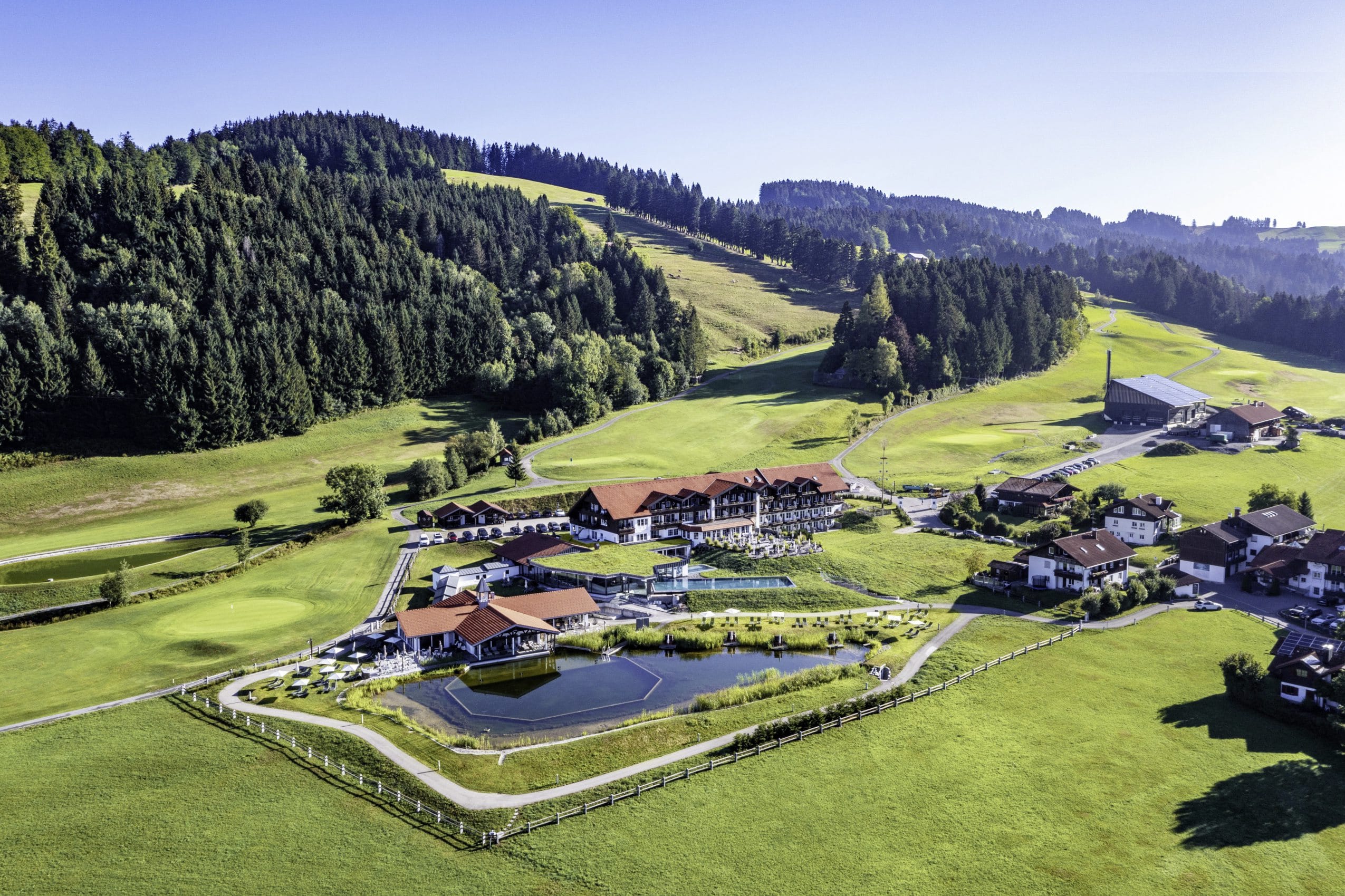 Gesamtansicht von oben von Haubers Naturresort im Frühling
