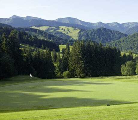 an Haubers Naturresort angrenzender Golfplatz mit Blick in die Allgäuer Alpen