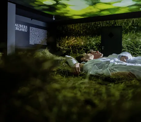 Paar in weißen Bademänteln im Heubett in Haubers Naturresort