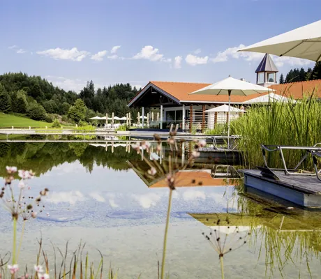 Naturbadesee mit Holzfloß in Haubers Naturresort