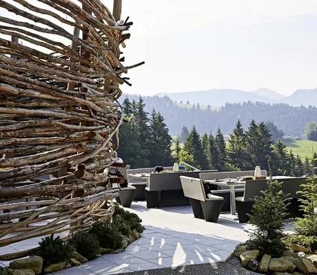 Holzkonstruktion Schwalbennest mit Terrasse in Haubers Naturresort mit Blick auf die Berge