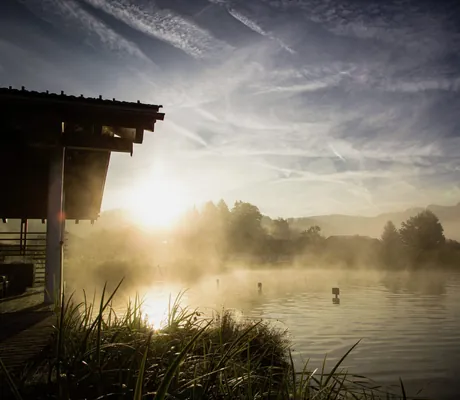 Abendrot über dem Natursee in Haubers Naturresort