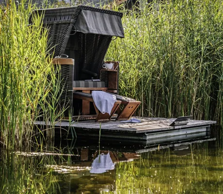 Strandkorb auf Holzponton am Natursee von Haubers Naturresort