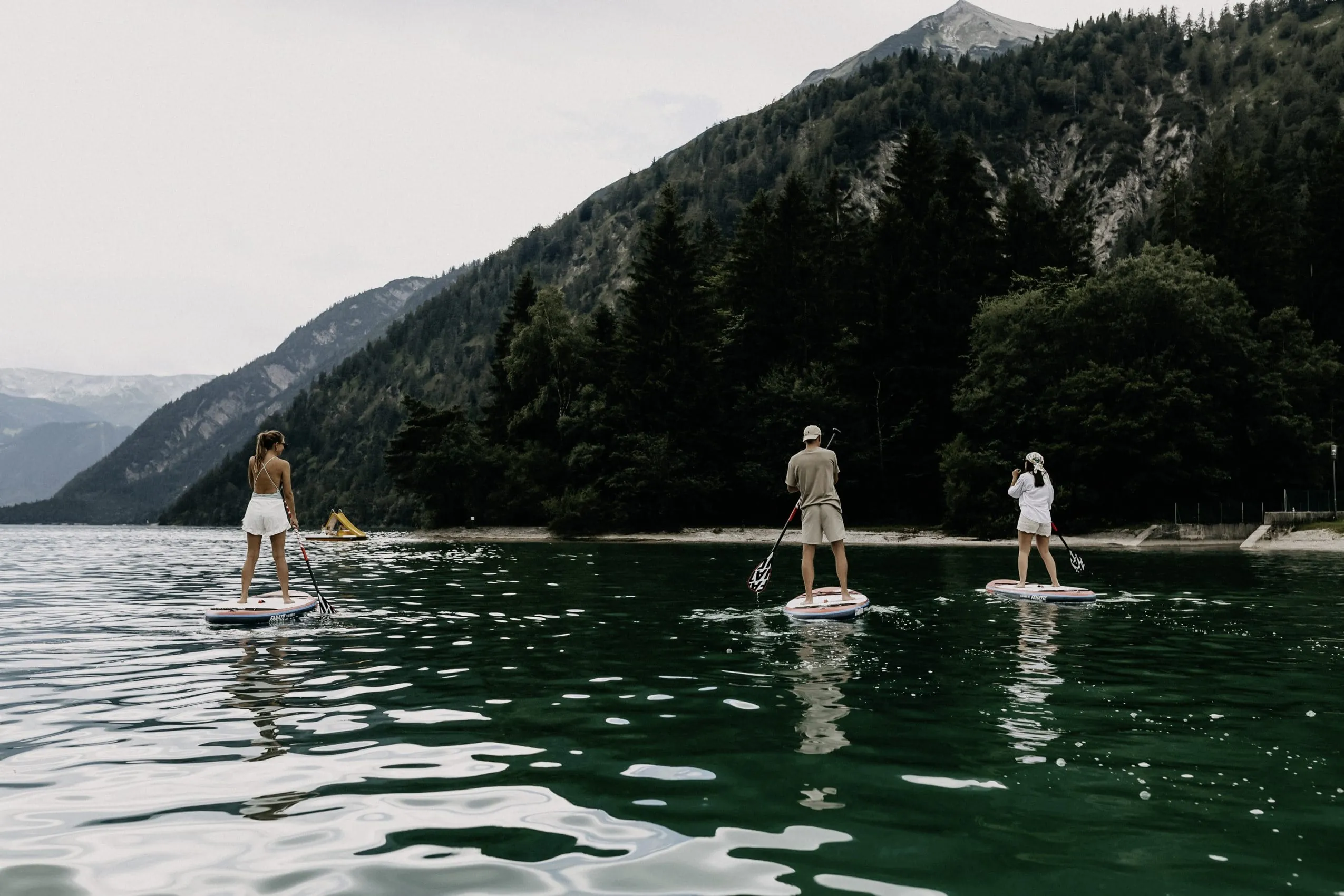 eine Gruppe von Stand Up Paddlern in Sommerkleidung auf dem Achensee im Das Kronthaler