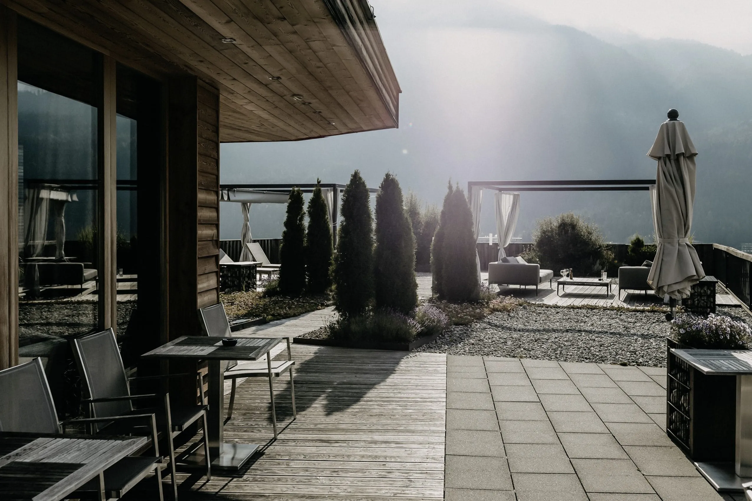 Rooftop Terrasse mit grauen Sitzm&ouml;beln im Das Kronthaler
