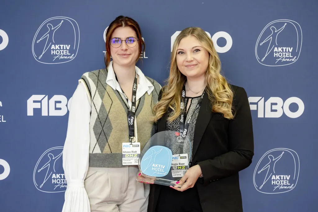 Amelie Mayer vom Wald & Schlosshotel Friedrichsruhe hält den Aktiv Hotel Award 2025 in der Hand