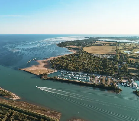 Luftaufnahme in unmittelbarer Nähe des Tenuta Primero Grado Family Collection mit Blick auf das weitläufige Meer und den Yachthafen