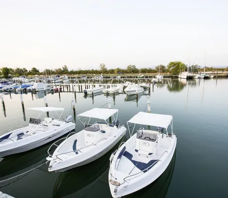Yachthafen mit mehreren Booten in der Nähe des Tenuta Primero Grado Family Collection