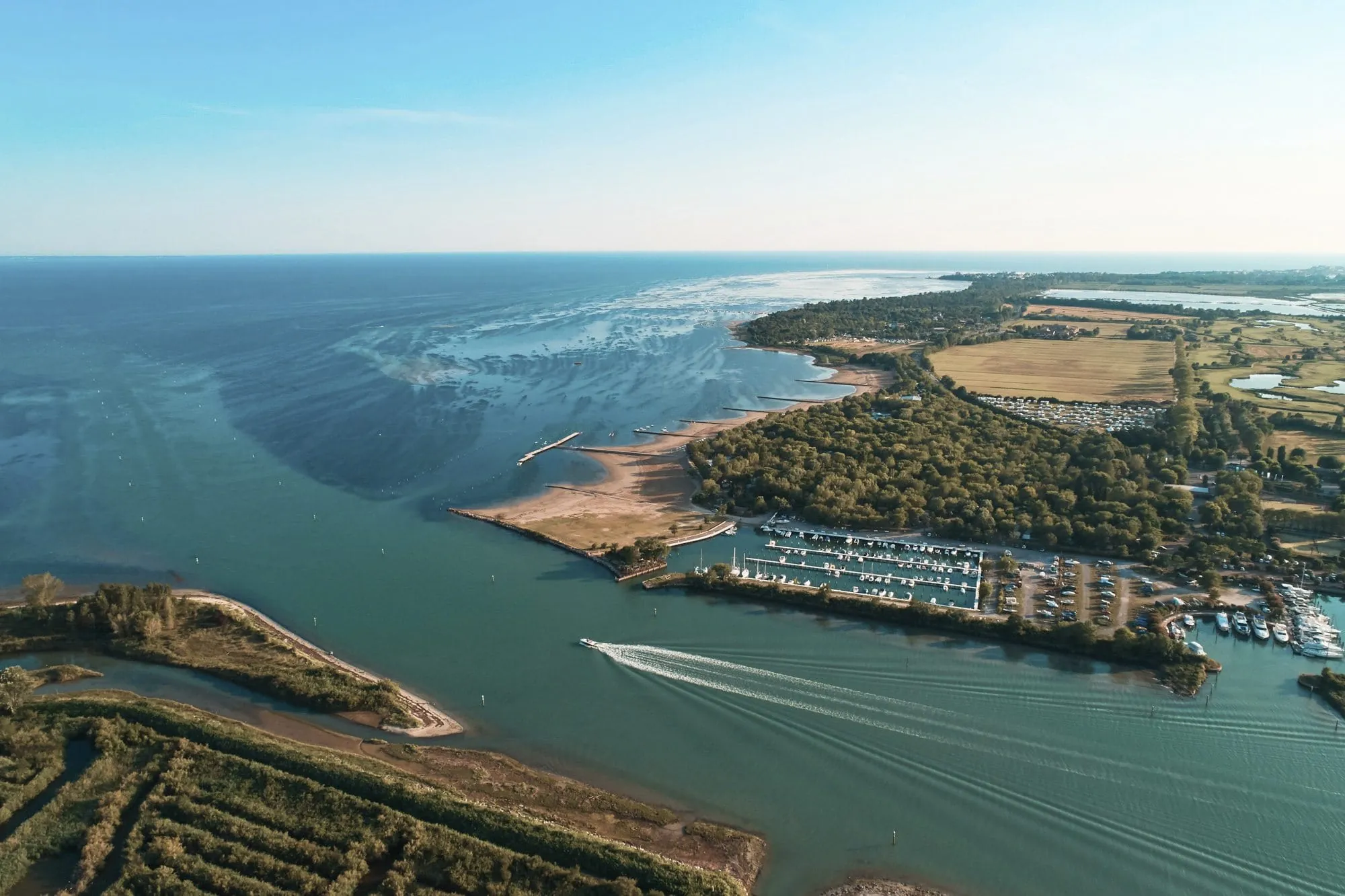 Luftaufnahme in unmittelbarer N&auml;he des Tenuta Primero Grado Family Collection mit Blick auf das weitl&auml;ufige Meer und den Yachthafen