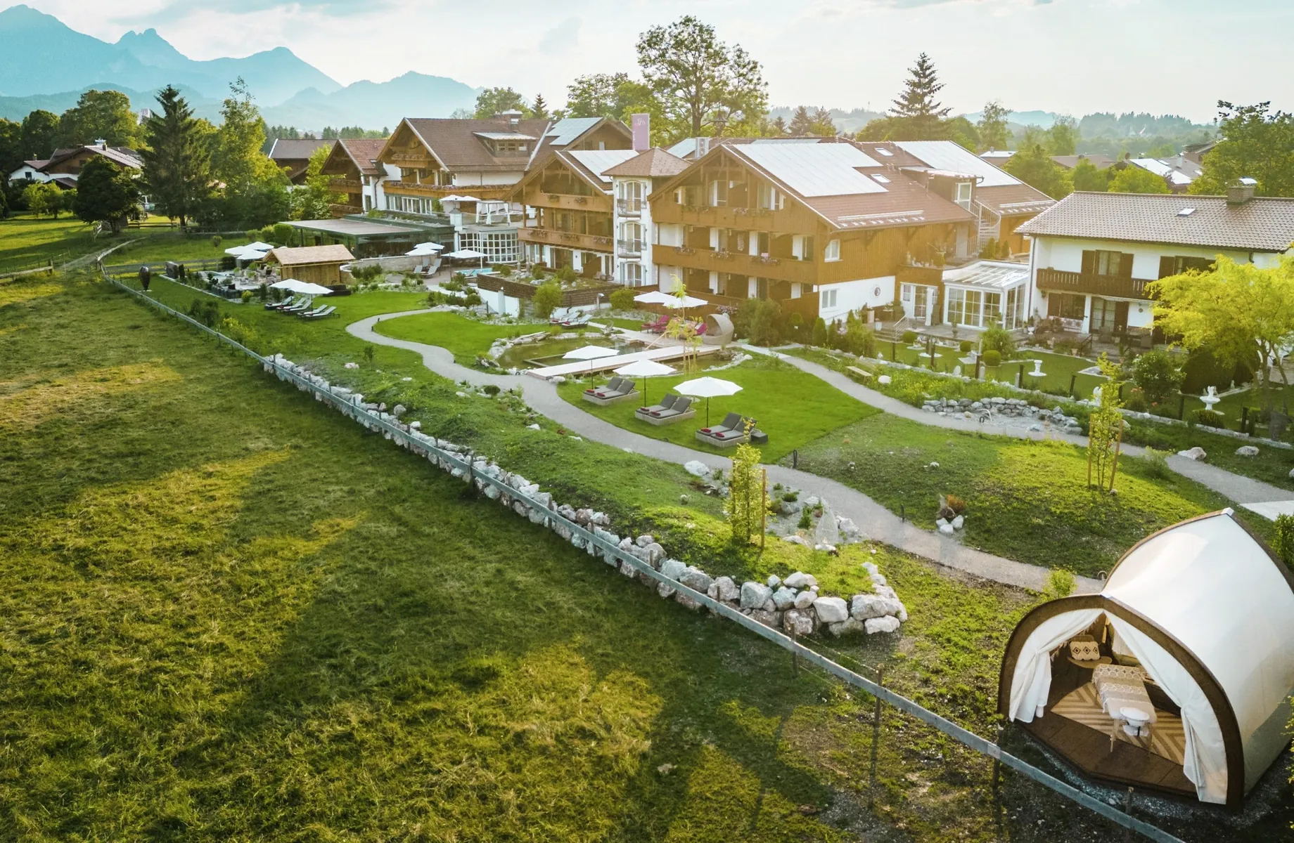 Wellnessgarten des Das Rübezahl mit Pavillon und Naturbadeteich