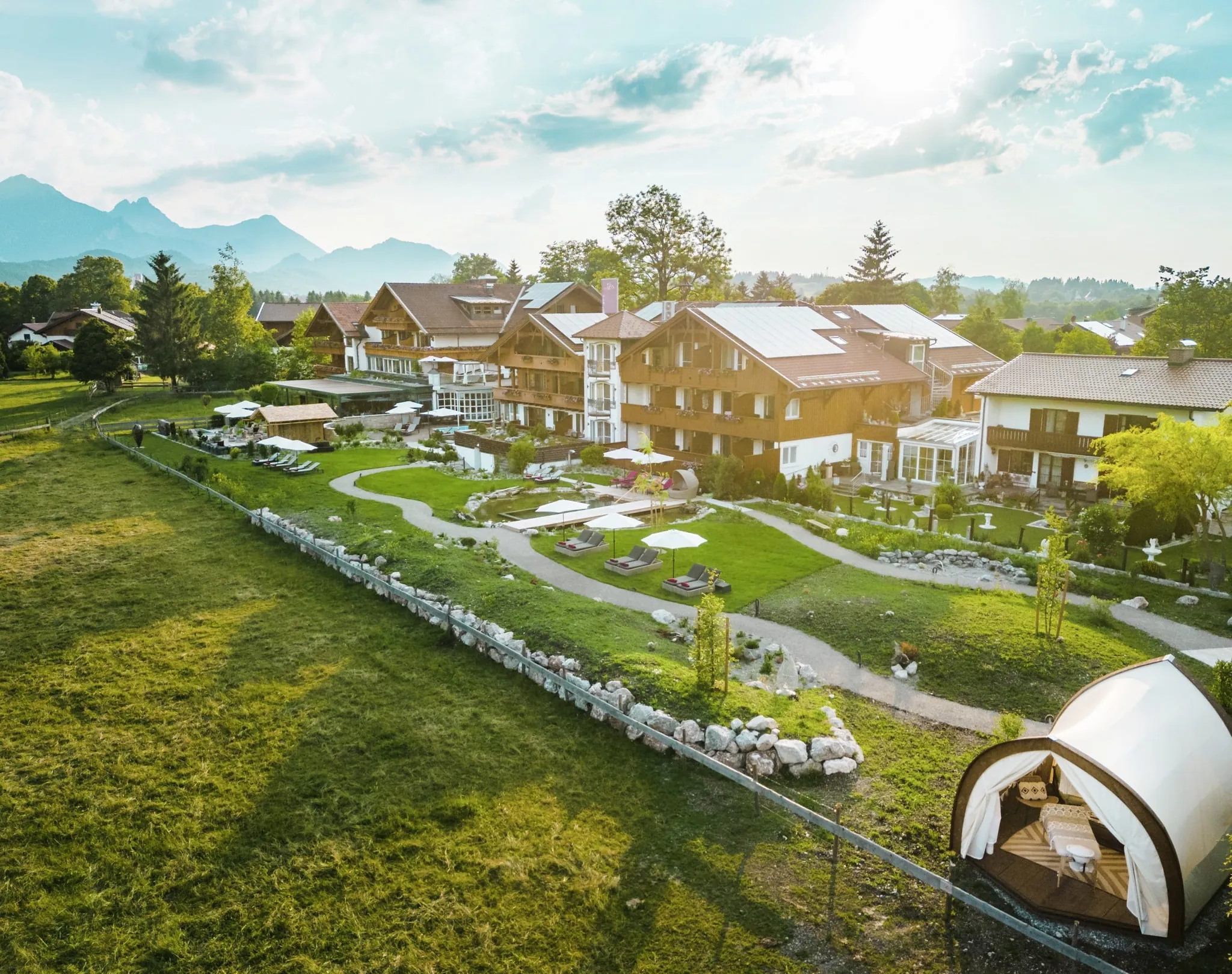Wellnessgarten des Das Rübezahl mit Pavillon und Naturbadeteich