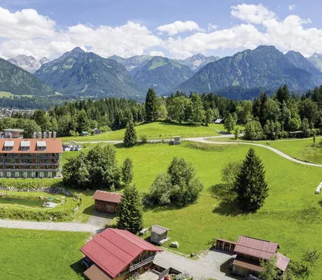 Außenansicht des Wellnesshotel Hotel Oberstdorf im Oberstdorfer Becken vor Allgäuer Alpen