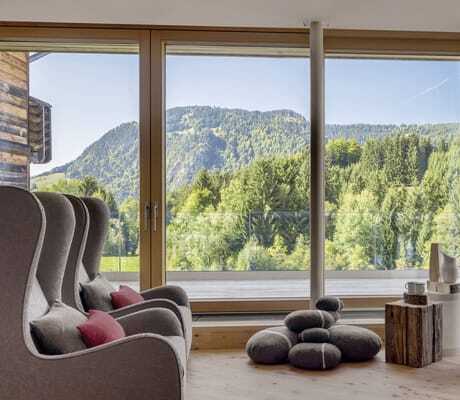 graue Sessel im Hotel Oberstdorf mit Panoramablick nach draußen