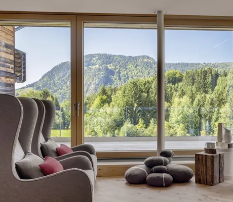 graue Sessel im Hotel Oberstdorf mit Panoramablick nach draußen