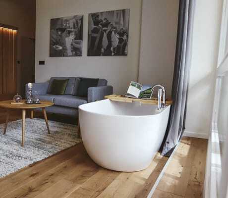 Suite mit freistehender Badewanne und Schwarz/Weiß-Fotografien aus Südtirol im Das Parkhotel