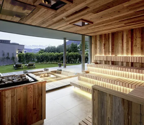 Panoramasauna im Der Böglerhof – pure nature spa resort mit Blick auf die Terrasse und in den Garten