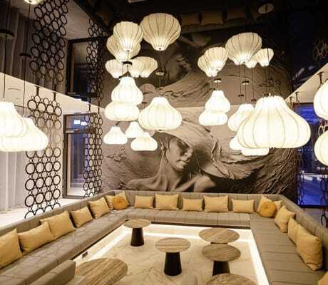 Wellnesslounge im Das König Ludwig Inspiration SPA mit weißen Ballonlampen und großem Schwarz/weiß-Foto im Hintergrund