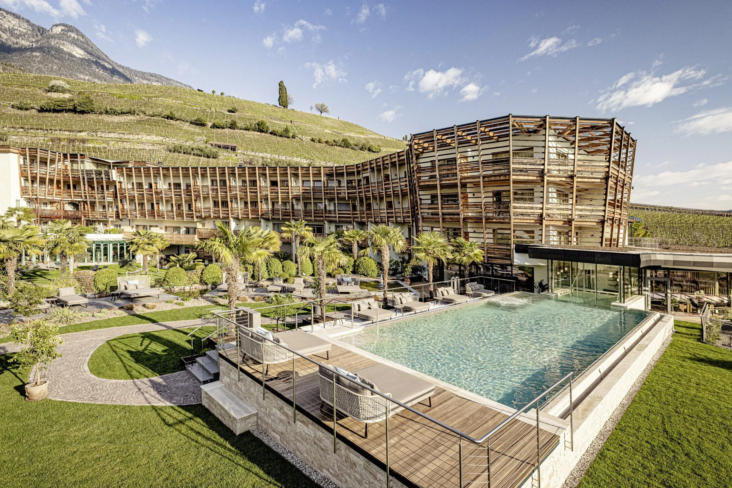 Fassade mit Holzstreben und Outdoorpool im SEELEITEN - Lake Spa Hotel