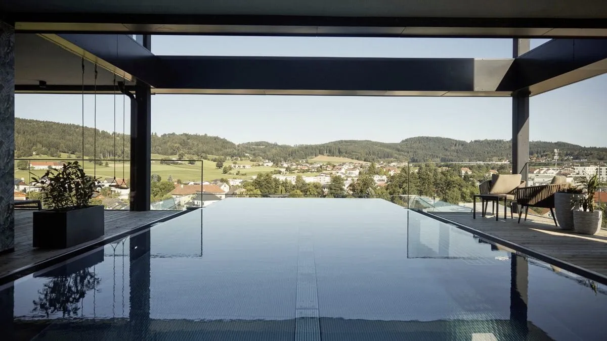 Weiter Blick vom Sky-Pool des Impulshotel FREIGOLD auf die umliegenden Häuser und Wälder