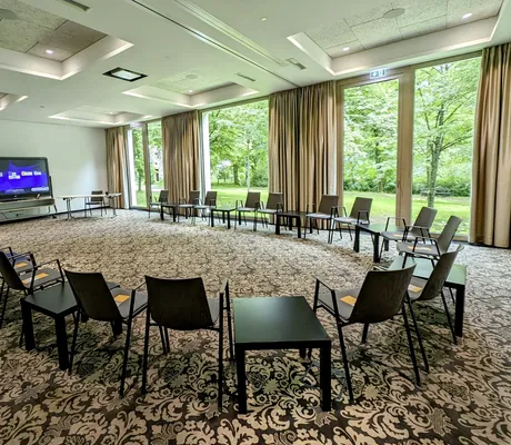 großer Tagungsraum mit Stuhlkreis und gemustertem Teppich im Parkhotel Schillerhain