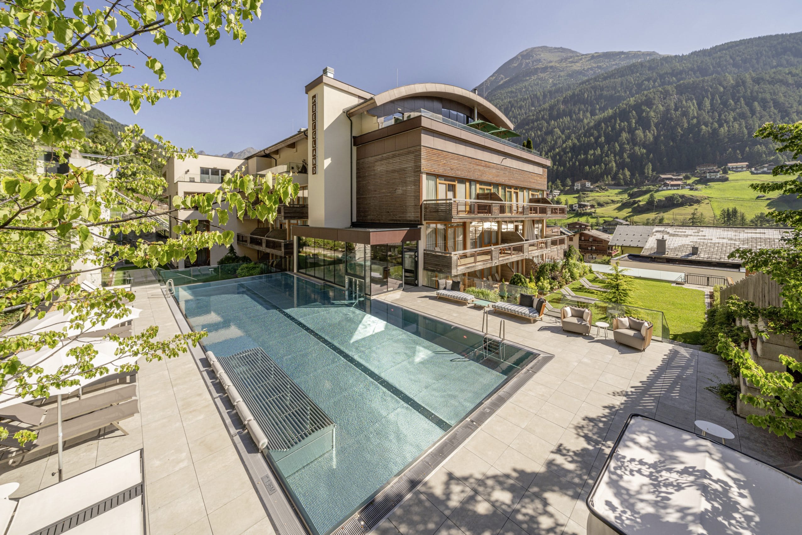Außenansicht des Bergland Design- und Wellnesshotel im Sommer mit Außenpool