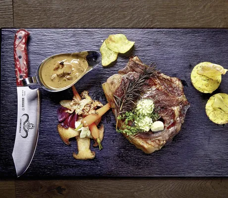 Lecker angerichtete Platte mit Steak, Beilagen und Sauce im Das SeeMOUNT – Active Nature Resort ****Superior