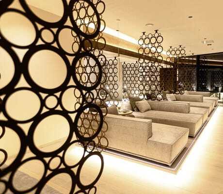 Ruhebereich im Das König Ludwig Inspiration SPA mit grauen Liegebereichen und Trennwänden aus Kreiselementen