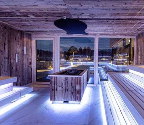 Blick von der Sauna des Das König Ludwig Inspiration SPA auf die Wasserlandschaft bei Nacht