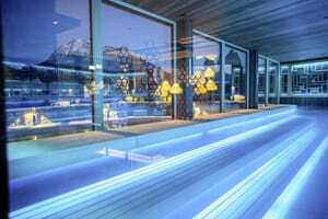 lange beleuchtete Holzbänke in der Eventsauna des Das König Ludwig Inspiration SPA