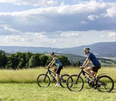 Mann und Frau machen eine Fahrradtour in der Umgebung des Wellness- und Naturresort Reischlhof
