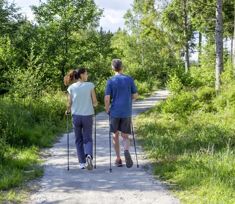Paar in Sportbekleidung macht Nordic Walking in der Nähe des Wellness- und Naturresort Reischlhof