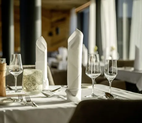 Nahaufnahme eines gedeckten Tisches im Restaurant des Wellness- und Naturresort Reischlhof