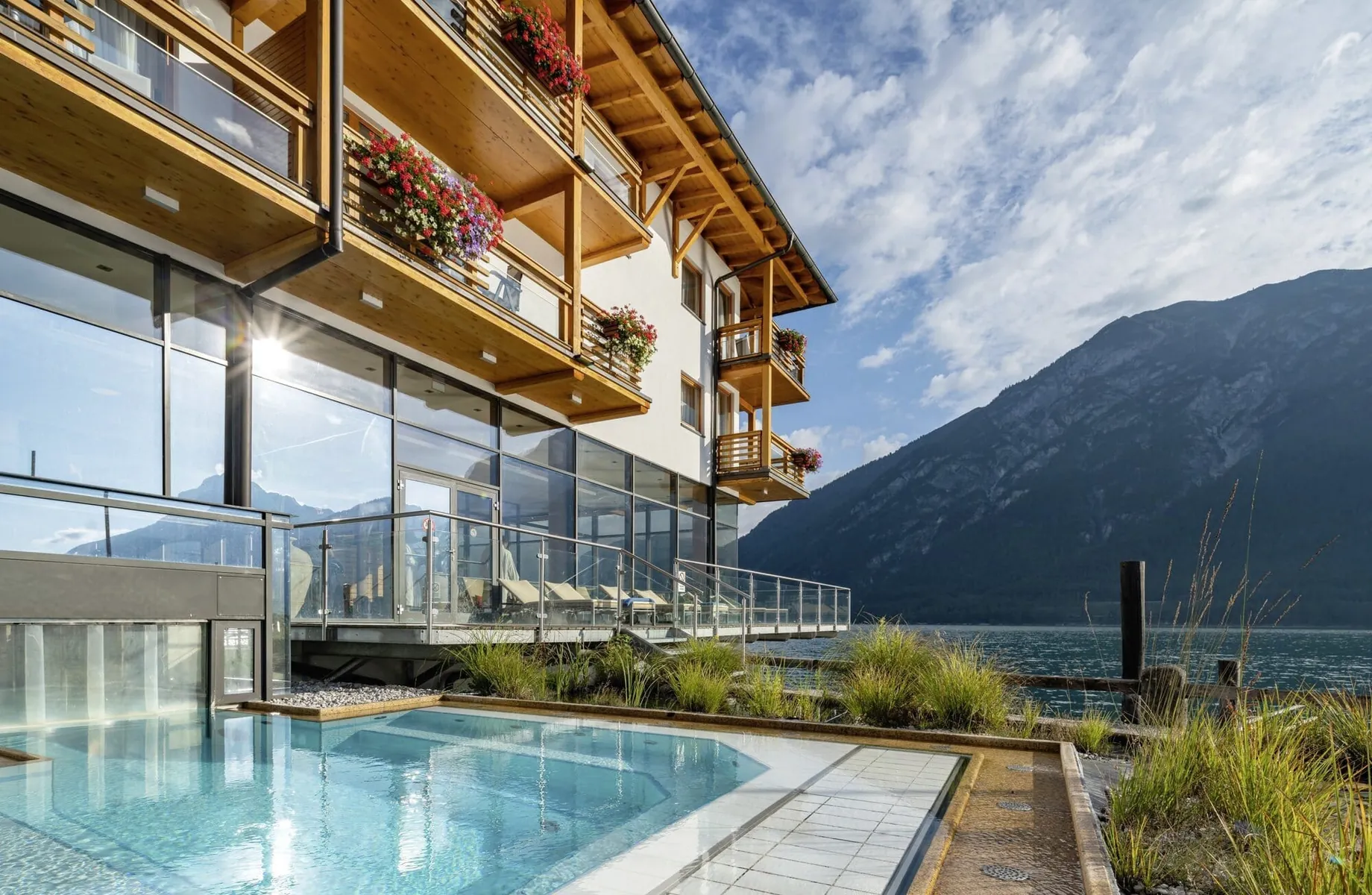 Blick vom Außenpool des Travel Charme Fürstenhaus am Achensee auf den Achensee