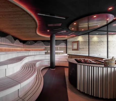 große Sauna im Wellness & Naturhotel Tonihof****S mit roter Beleuchtung und Panoramafenstern