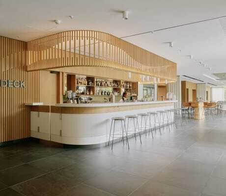 Bar mit Holzstreben und Schriftzug Upperdeck im Lufthansa Seeheim
