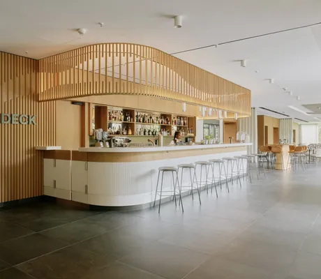 Bar mit Holzstreben und Schriftzug Upperdeck im Lufthansa Seeheim