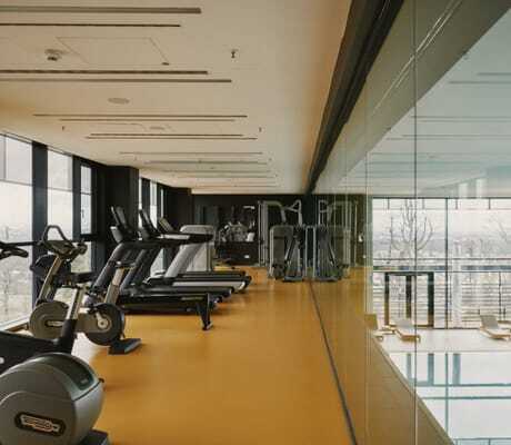 Fitnessraum oberhalb des Indoorpools im Lufthansa Seeheim