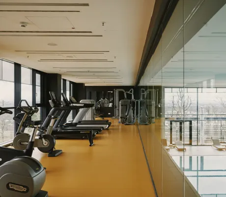 Fitnessraum oberhalb des Indoorpools im Lufthansa Seeheim