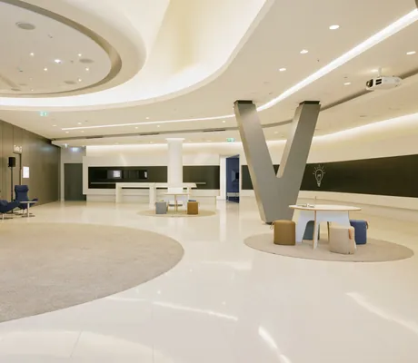 Tagungsfoyer mit einzelnen Sitzecken und großer V-Säule im Lufthansa Seeheim