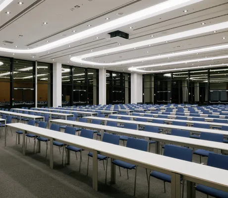 großer Tagungssaal mit Reihenbestuhlung und blauen Stühlen im Lufthansa Seeheim